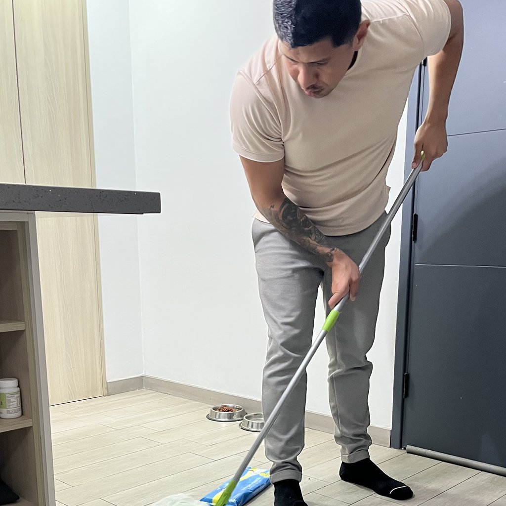 Hombre pasando el trapo de piso descartable Impeke con el secador