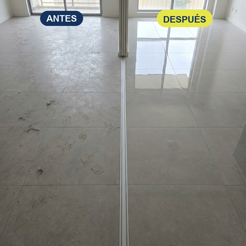 Piso de porcelanato antes y despues de pasar el trapero humedo IMPEKE